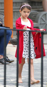 组图：凯蒂-赫尔姆斯带苏瑞玩耍显露母爱