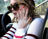 高清图：艾玛-罗伯兹街拍LOOK条纹毛衣搭牛仔裤