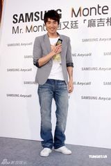 高清图：赵又廷帅气代言 与好友分享私人生活照片