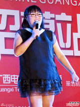 组图：广西型男大赛选手举起200斤女主持晋级