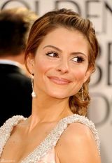 高清图：玛丽亚-曼努诺斯深V礼服亮相 事业线撩人