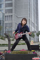 组图：伍佰不惜百万器材淋雨 卖力为路跑者演唱