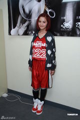 组图：古巨基变明星篮球队经理 阿sa为男友助威