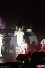 组图：韩组合B.A.P香港开唱 粉丝玩cosplay