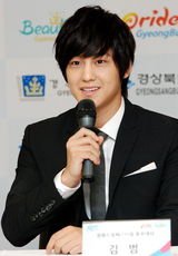 高清组图：金范任韩流宣传大使 委任式亮招牌笑容