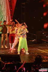 组图：周杰伦香港演唱会落幕 陈奕迅台上力挺