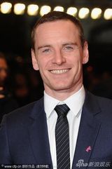 组图：《制胜一击》首映 吉娜-卡拉诺秀美腿