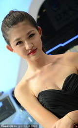 组图：车模露乳秀背突破底线 大玩美腿诱惑