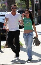 幻灯图：梅根-福克斯婚后体态苗条 夫妻逛街秀恩爱