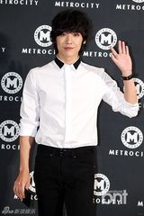 组图：任时完李准出席品牌展示会黑白装拼帅