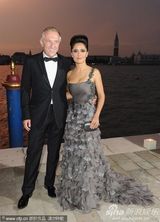 组图：麦当娜黑超黑裙尽展大姐大酷 助阵女性电影奖