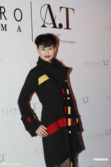 组图：胡杏儿复古红唇T台竞艳御姐气足