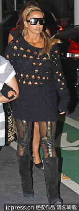 组图：乔丹镂空衫透双球 波霸超出街嘟嘴扮萌