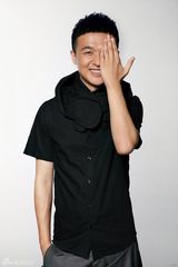 组图：包贝尔黑衣出镜彰显多面个性