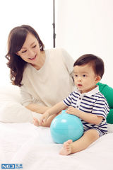 组图：许榕真母亲节携爱子出镜甜蜜温馨