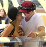 组图：希尔顿海滩晒比基尼 与小男友秀恩爱