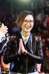 组图：周笔畅亮相青春盛典获最受欢迎女歌手