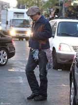 组图：型男约翰尼-德普外出买吉他穿着随意休闲