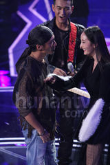 组图：杨幂与谢霆锋贴身对视害羞变粉丝