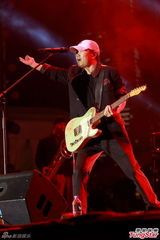 组图：崔健香港热血开唱 演绎经典掀摇滚狂欢