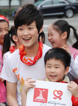 高清图：李宇春为亚运助力 街头做公益成孩子王