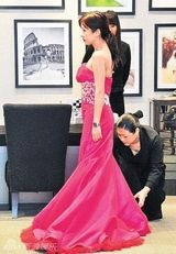 组图：文颂娴车震修成正果 尖沙咀试穿婚纱