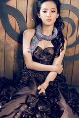 幻灯图集：刘亦菲杂志写真 秀窈窕身材长发飞舞