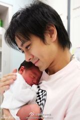 组图：微镜头下的小小志 呆萌可爱完胜童颜老爸