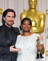 高清组图：奥斯卡后台获奖众星举金人光彩照人