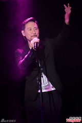 组图：张学友林忆莲献唱追忆林振强 Eason观看