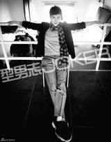 组图：冯绍峰登《型男志》 造型多变时尚复古