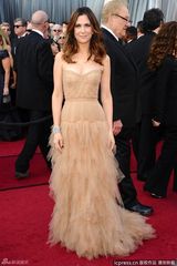 高清图：奥斯卡红毯克里斯汀-韦格裸色礼服亮相