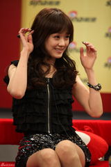 幻灯组图：张娜拉做客新浪 大波浪卷发倍增女人味