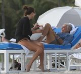 组图：90后小女友乳沟诱人 帮73岁时尚大佬更衣