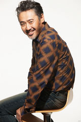 组图：吴秀波写真大展笑容 大叔魅力冬日温暖