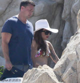 组图：LadyGaga狂甩赘肉 碎花比基尼清凉度假