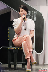 组图：刘若英婚后首发新专辑 MV变冷艳美女玩酷