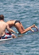 组图：27岁英板球型男出海 金发美女不慎落水