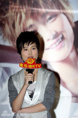 幻灯图：李宇春“WhyMe”明信片签售歌迷踊跃