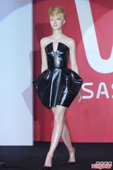 组图：桂纶镁金发造型示人 舞台上大玩变装秀