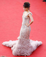 高清组图：伊娃-朗格利亚长裙亮相戛纳红毯