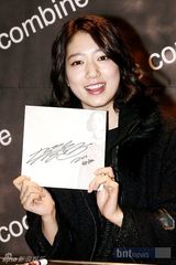 组图：韩星朴信惠举办粉丝签名会笑容满面十足亲和