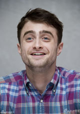 组图：丹尼尔为《杀死汝爱》拍写真 抿嘴卖萌