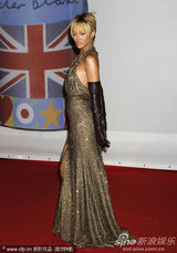 组图：第32届全英音乐奖 蕾哈娜深V露背秀美腿