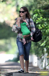 高清图：辣妈娜塔莉-波特曼出行 儿子首度曝光