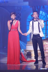 组图：历任港姐聚首 朱玲玲赞张名雅皮肤好