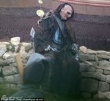 组图：《雷神2》曝海量片场照 锤哥威武抡大锤