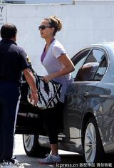 组图：杰西卡-阿尔芭产后积极恢复 塑身运动装亮相