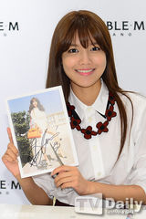 组图：少时秀英亮相粉丝会衬衣高腰裙显知性