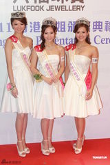 组图：上届港姐为朱晨丽加冕 应届港姐三甲竞艳